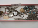 une boîte rose contenant tout un tas de bijoux
