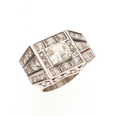 gros plan d'une bague en diamant sur fond blanc