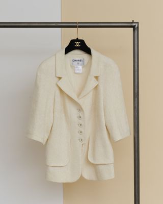 une veste blanche suspendue à un portant dans une pièce