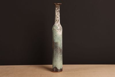 un vase posé sur une table à fond noir