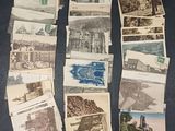 un grand nombre de cartes postales anciennes qui se trouvent sur la table