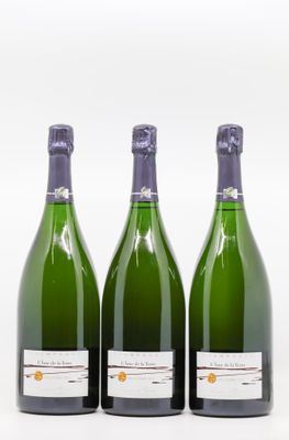 trois bouteilles de vin posées les unes à côté des autres sur une surface blanche
