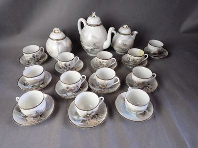 un grand nombre de tasses et de soucoupes posées sur une table