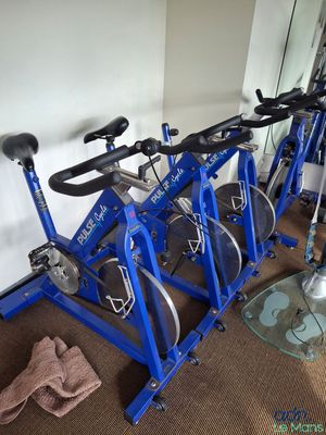 de nombreux vélos qui traînent par terre dans la pièce