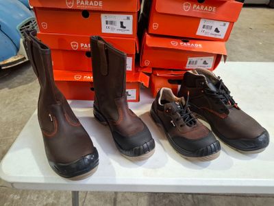 plusieurs paires de bottes marron posées sur une table blanche