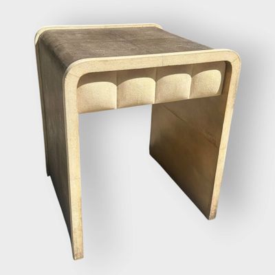 l'image d'une petite table en bois avec un tiroir en dessous