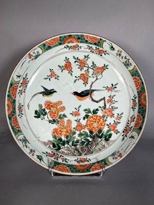 une image représentant une assiette décorée d'oiseaux et de fleurs
