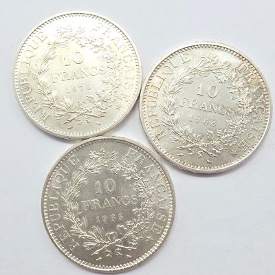 trois types de pièces différents sur une surface blanche