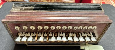 Accordéon MODELE ROMANTIQUE ; type Busson, 2 rangs, 2 basses…