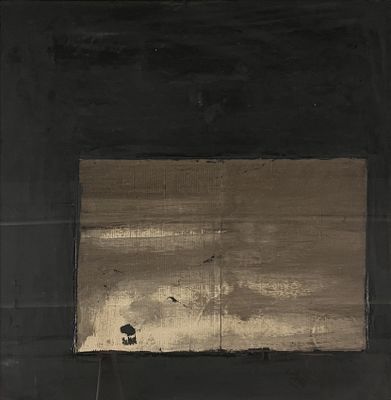 une image représentant un tableau noir et or accroché au mur