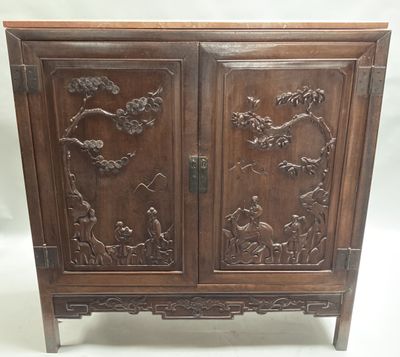 CHINE - Début XXe siècle Commode en bois ouvrant par deux va…