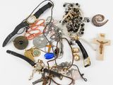 beaucoup de bijoux sur une surface blanche