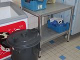 une poubelle et une poubelle posées dans une cuisine
