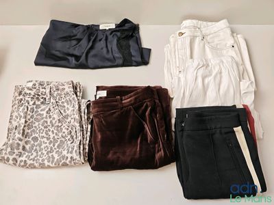 beaucoup de vêtements étalés sur une table