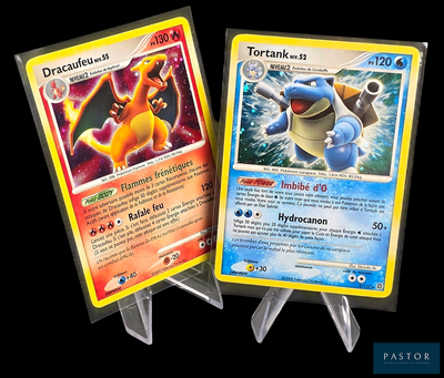 deux cartes pokemon posées l'une sur l'autre sur une table