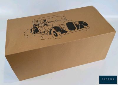 une boîte en carton sur laquelle est dessiné un vieux modèle de voiture