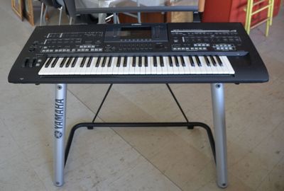 un clavier posé sur une table dans une pièce