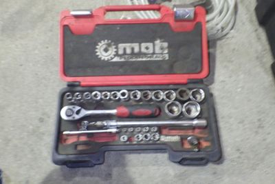 une trousse à outils posée sur le sol