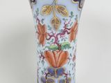 un vase avec un motif floral posé sur une table