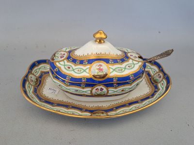une assiette bleue et blanche sur laquelle est posée une cuillère