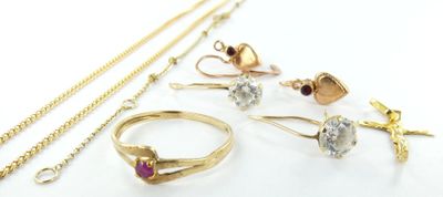 plusieurs types de bijoux en or posés sur un fond blanc