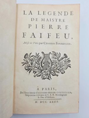 un livre ouvert sur lequel figure une image en noir et blanc représentant des armoiries