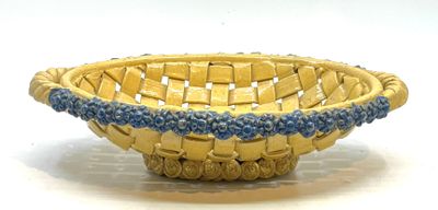 un petit panier jaune orné de perles bleues