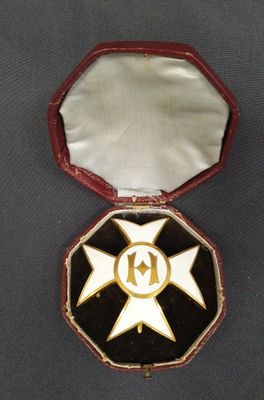 un gros plan d'une médaille dans un écrin posé sur une table