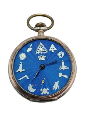 une montre de poche avec un cadran bleu sur lequel figure un cadran d'horloge