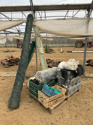 de nombreuses caisses et encore des caisses de nourriture sous une tente