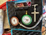 une valise contenant tout un tas d'outils