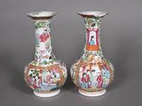 deux vases posés sur une table