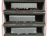 trois caisses représentant des wagons sont empilées les unes sur les autres