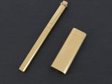 un briquet doré et un briquet plus clair sur fond noir