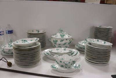 beaucoup d'assiettes et de tasses sur la table