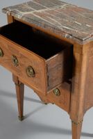 Petite commode d'entre deux en noyer et placage de noyer à d… (photo 3)