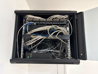une boîte noire contenant tout un tas de fils