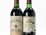 deux bouteilles de vin posées l'une à côté de l'autre sur une surface blanche