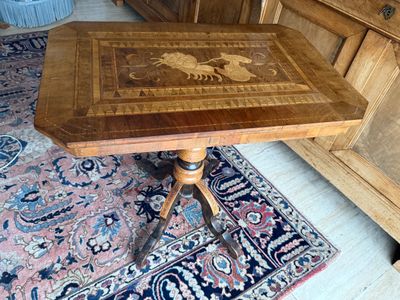 Table de salon Restauration en noyer à plateau marqueté d'un…