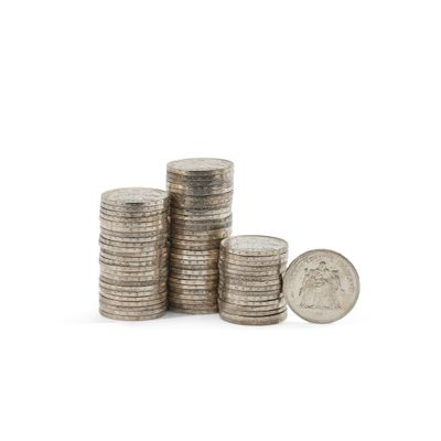 LOT NUMISMATIQUE comprenant : - 67 pièces de 10 francs argen…