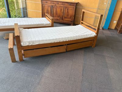 deux lits qui se trouvent dans une chambre