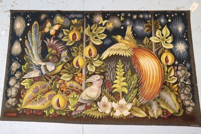 une photo d'un tableau représentant des oiseaux et des fleurs