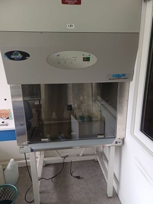 une machine qui se trouve dans le coin d'une pièce
