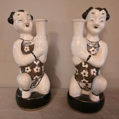 paire de figurines en céramique représentant un homme et une femme tenant un vase