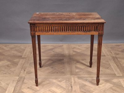 une vieille table en bois surmontée d'un tiroir