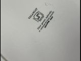 une image montrant un gros plan d'une assiette sur laquelle figure un logo