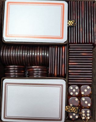 une boîte contenant beaucoup de dés et de cartes
