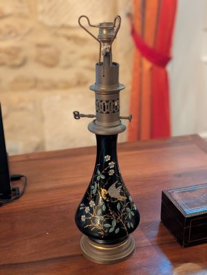 Lampe à pétrole à décor d'oiseau et de végétaux - Verrerie a…
