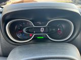 un gros plan du tableau de bord d'une voiture