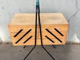 deux tiroirs en bois munis de poignées noires et d'une poignée bleue